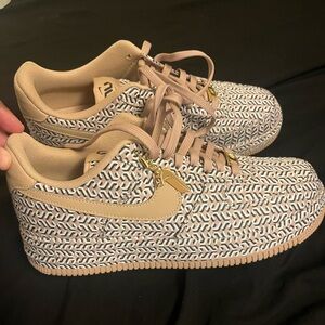 Nike Women's Shoes in Beige and Black Pattern